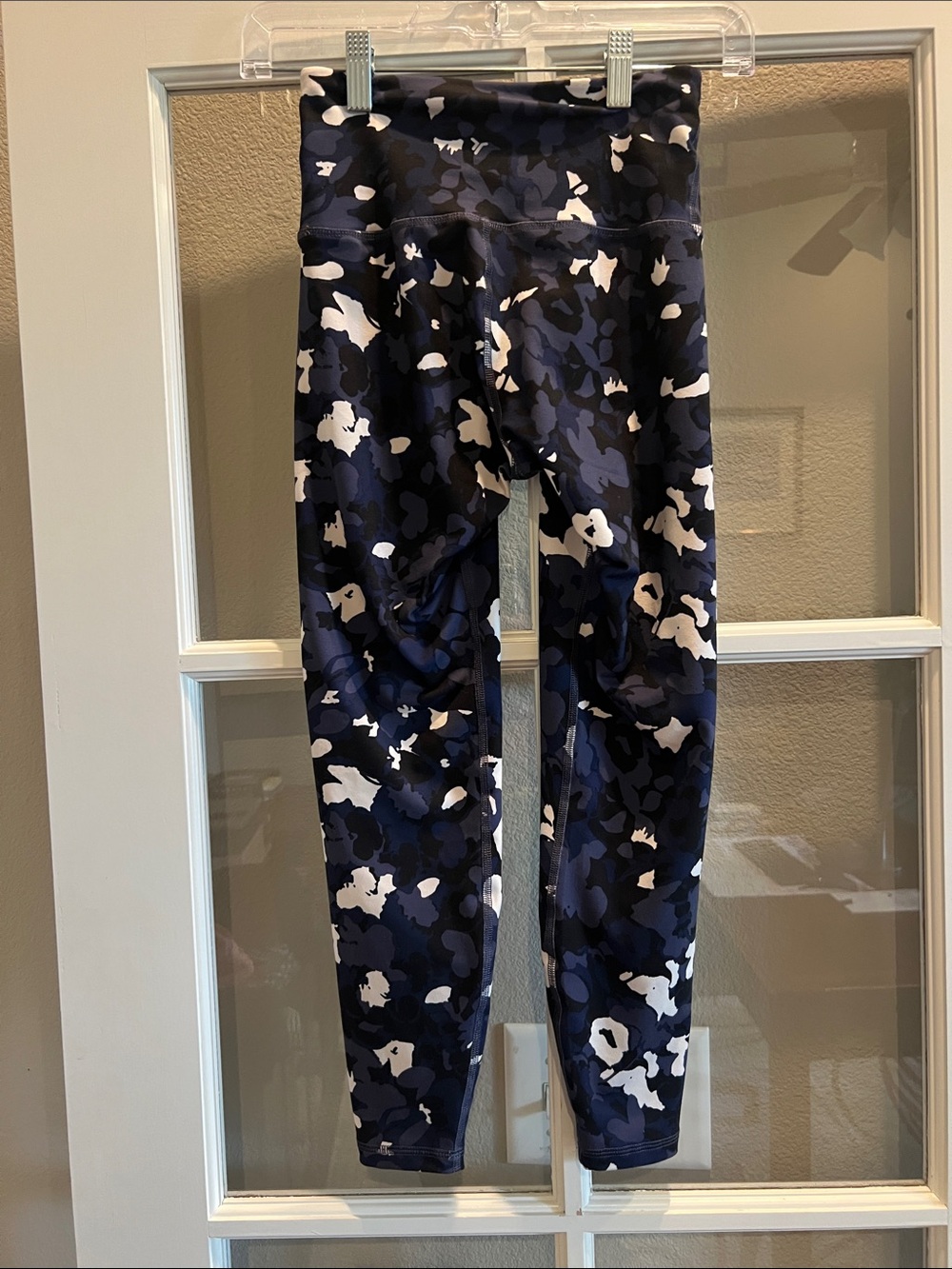 Old Navy Navy and White Floral Camo Leggings - Picture 6 of 9